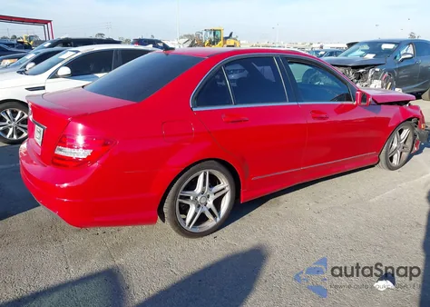 2013 Mercedes-Benz C 250 Sport z USA, uszkodzony, nr VIN WDDGF4HBXDA775826